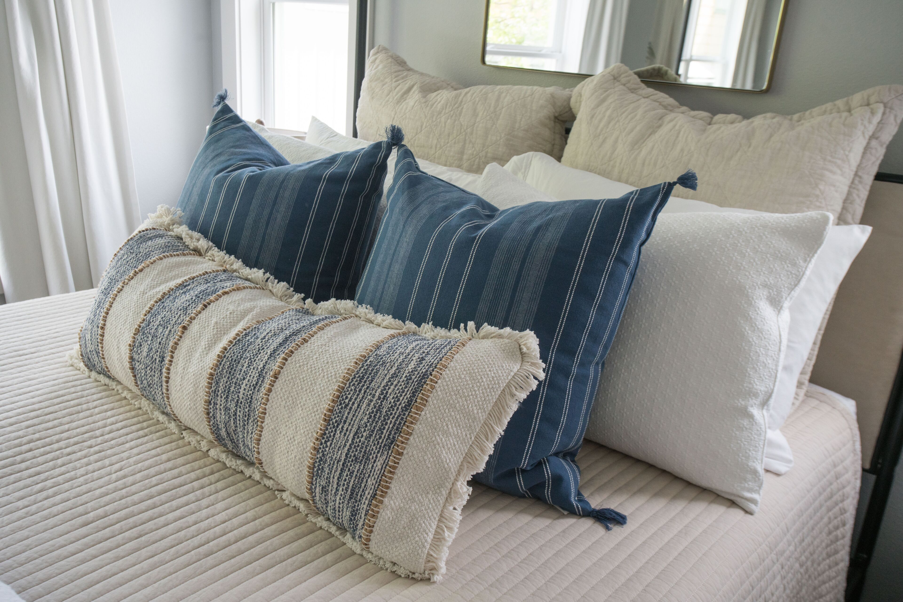 1 sovrum, värdeförvaringsskåp på rummet och skrivbord