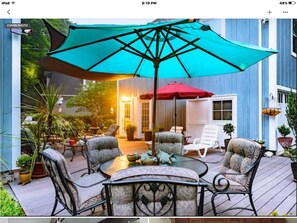 Outdoor dining - Cozy guest house Located  in the historical Bellevue Avenue (Newport)