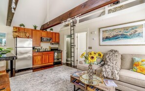 Smart TV, fireplace - Cozy guest house Located  in the historical Bellevue Avenue (Newport)