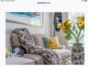 Smart TV, fireplace - Cozy guest house Located  in the historical Bellevue Avenue (Newport)