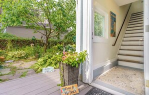 Exterior detail - Cozy guest house Located  in the historical Bellevue Avenue (Newport)
