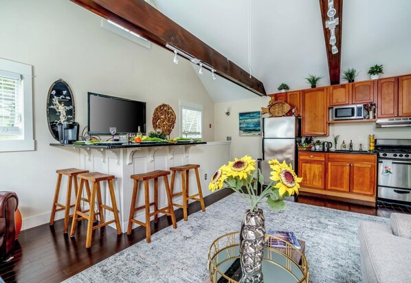 Interior - Cozy guest house Located  in the historical Bellevue Avenue (Newport)