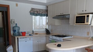 Villa, 3 Bedrooms | Private kitchen | Full-size fridge, microwave, stovetop, toaster - Mayan Villas Golf (Acapulco)