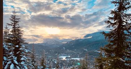 Tranquil Whistler Escape • Epic Views • Ski-In/Ski-Out • Hot Tub • Fireplaces