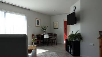 Departamento Deluxe, 1 habitación, vista a la montaña | Área de sala de estar