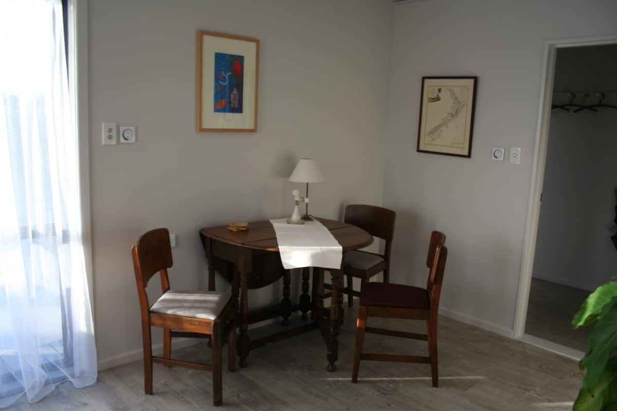 Deluxe Apartment, 1 Bedroom, Mountain View | In-room dining