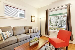 Smart TV, DVD player, books - Urban Farmhouse - Relax and Explore (Seattle)