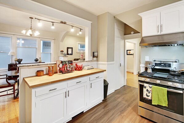 Fridge, microwave, oven, stovetop - Urban Farmhouse - Relax and Explore (Seattle)