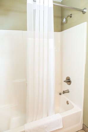 Regadera, amenidades de baño gratuitas, secadora de cabello, toallas 