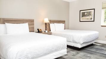 Quarto casal básico, 2 camas Queen | Escrivaninha, espaço de trabalho para notebook