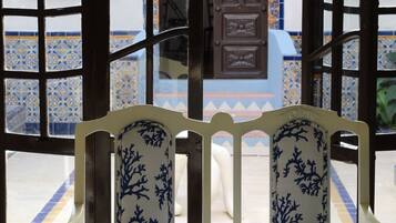 32-inch Smart TV with digital channels, TV