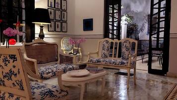 32-inch Smart TV with digital channels, TV