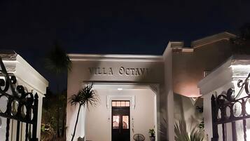 Vista frontal de la propiedad