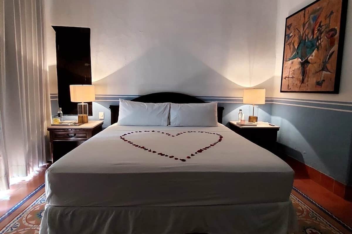 Deluxe Studio Suite | Egyptian cotton sheets, premium bedding, down comforters, in-room safe