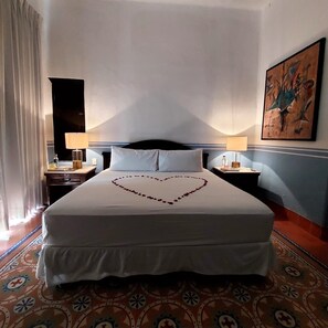 Deluxe Studio Suite | Egyptian cotton sheets, premium bedding, down comforters, in-room safe