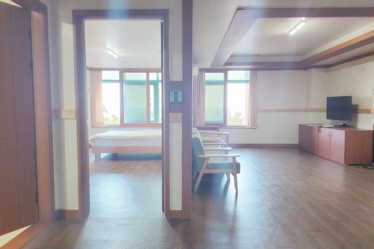 Family Room, Mountain View (25PY) | Desk, laptop workspace, soundproofing, free WiFi