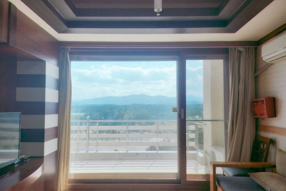 Family Room, Mountain View (30PY) | Desk, laptop workspace, soundproofing, free WiFi