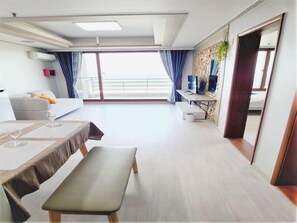 ファミリー ルーム オーシャンビュー (30PY) | デスク、ノートパソコン用作業スペース、防音設備、WiFi (無料)