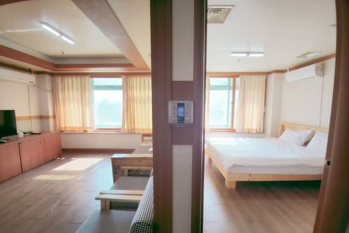 Family Room, Ocean View (25PY) | Desk, laptop workspace, soundproofing, free WiFi