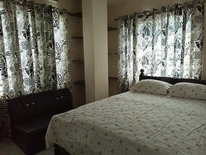 2 bedrooms, individually furnished, laptop workspace, free WiFi - Living At Home (Dhaka)