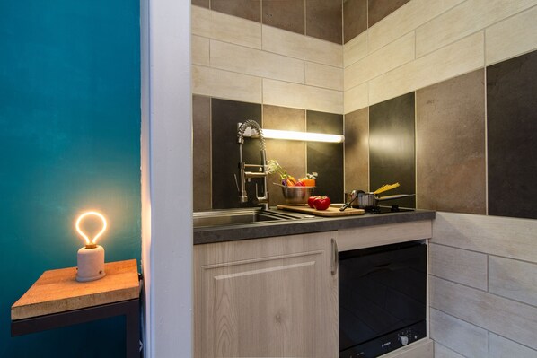 Fridge, microwave, stovetop, dishwasher