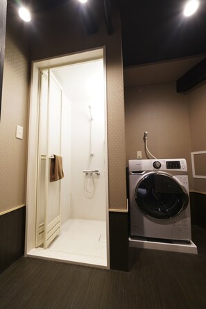 Zimmer, Nichtraucher (for 5 Guests, 2nd Floor, No pets) | Badezimmer