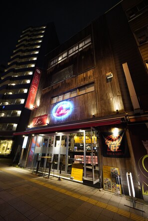 Fachada da propriedade à noite