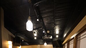 客房, 无烟房 (for 7 Guests, 4F) | 客房内保险箱、办公桌、免费 WiFi、床单