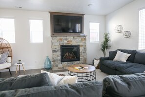Smart TV, fireplace