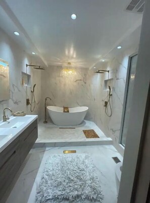 Hair dryer, towels, soap, shampoo - Luxury Tranquil Waterfront Haven w/Pool & Spa (San Rafael)