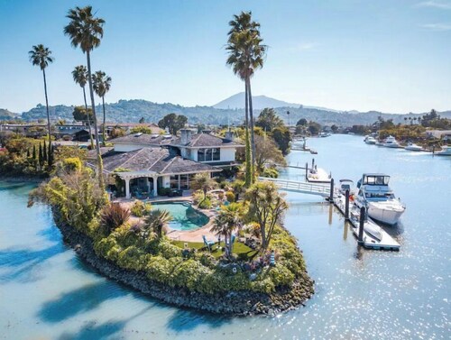 Luxury Tranquil Waterfront Haven w/Pool & Spa