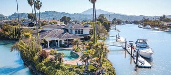Luxury Tranquil Waterfront Haven w/Pool & Spa