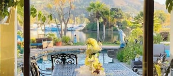 Tranquil Waterfront Retreat Haven