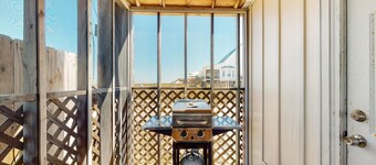 Bayfront retreat with lovely views, a screened porch & beach access