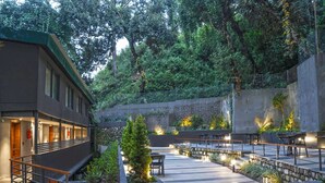 Un patio con mobiliario exterior, una escalera y un letrero que dice "The Courtyard".