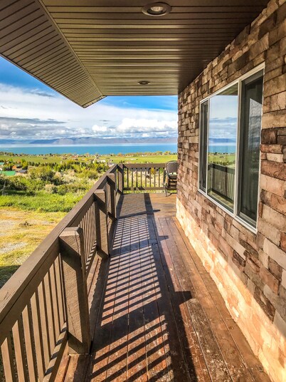 Bear Lake Family & Group Retreat. Lake Views, Beach Access, AC, large kitchen