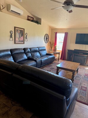 Een smart-tv, een open haard, een dvd-speler en tafelvoetbal