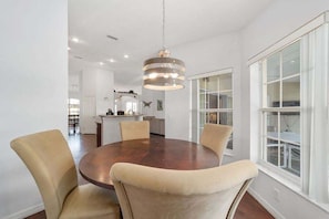 House, 5 Bedrooms | Dining