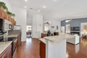 Casa, 5 quartos | Cozinha privada | Cafeteira/chaleira, geladeira, micro-ondas, fogão