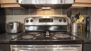 Condo, 2 habitaciones | Cocina privada | Refrigerador, horno, cafetera y tetera y tostadora