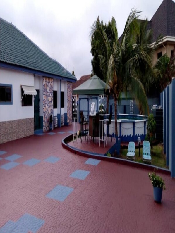 Bar en bord de piscine