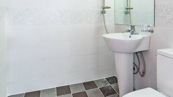 Ducha, secador de pelo, toallas, jabón