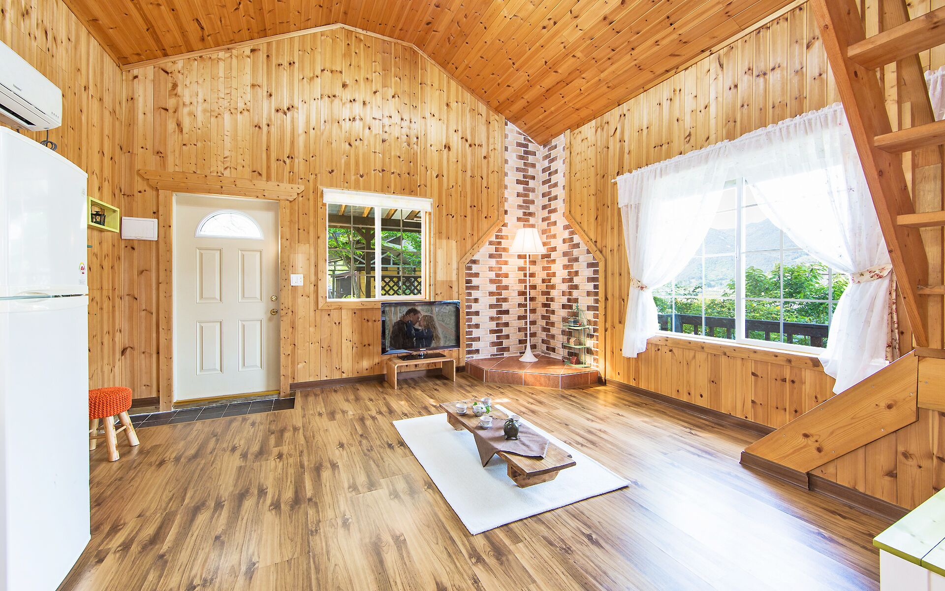 Duplex | Living room | Flat-screen TV