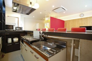 冷蔵庫、電子レンジ、コンロ、電気ポット