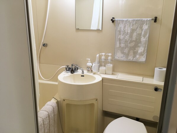 Apartment | Bathroom | Combined shower/tub, deep soaking tub, free toiletries, hair dryer