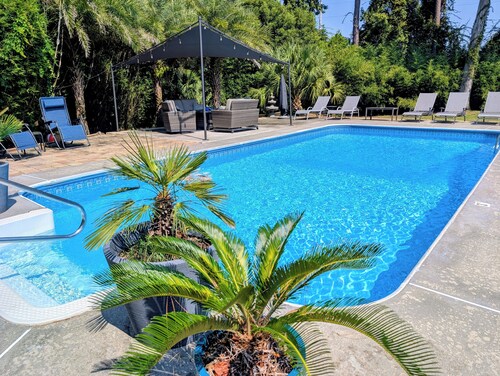 Private Oasis w/ Pool, Hot Tub & Bar - 15 Min to Savannah & Tybee Beach