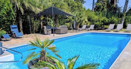 Private Oasis w/ Pool, Hot Tub & Bar - 15 Min to Savannah & Tybee Beach