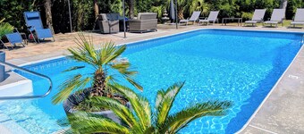 Private Oasis w/ Pool, Hot Tub & Bar - 15 Min to Savannah & Tybee Beach