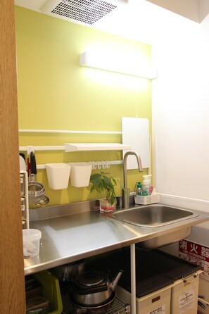 Private Vacation Home | Private kitchenette | Fridge, microwave, coffee/tea maker, electric kettle - HAMA HILLS Shinjuku (Tokyo)