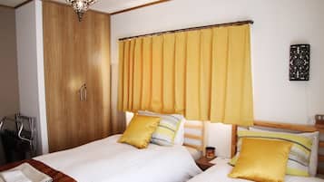 Hus (Private Vacation Home) | 3 soverom, blendingsgardiner, strykejern/-brett og wi-fi (inkludert)